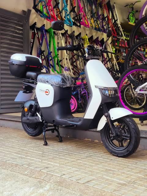 Scooter elétrica Motochefe Fantom branca na frente da loja